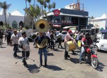 Bandas de musica sinaloense protestan porque les prohiben tocar en la playa de Mazatlán