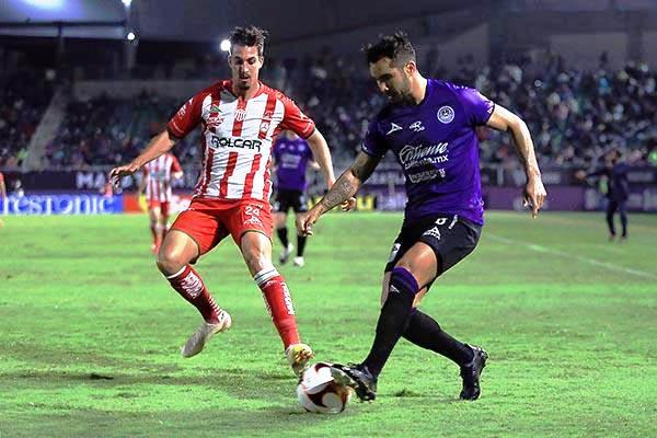 Mono Osuna ante Necaxa