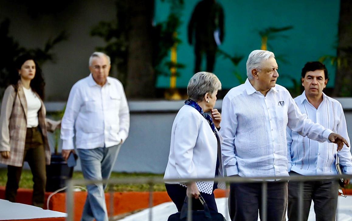 Amlo y Rocha atrás