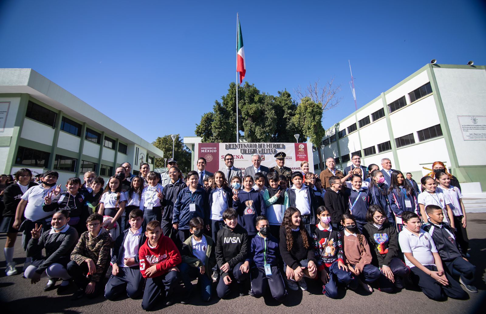 Destruyen armas invitan a alumnos