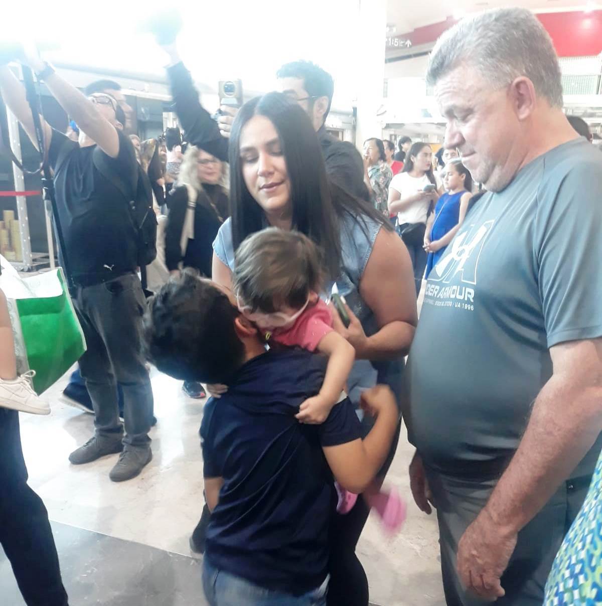 NIÑOS ABRAZAN