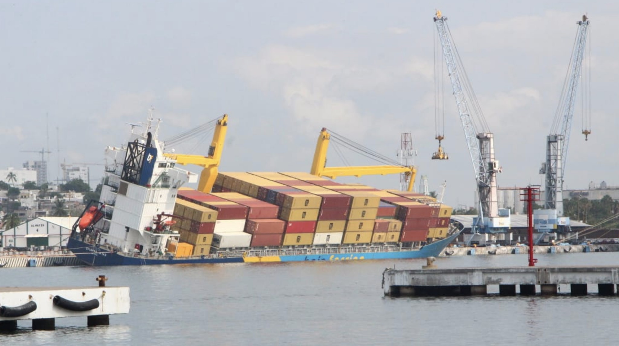barco a punto de hundirse