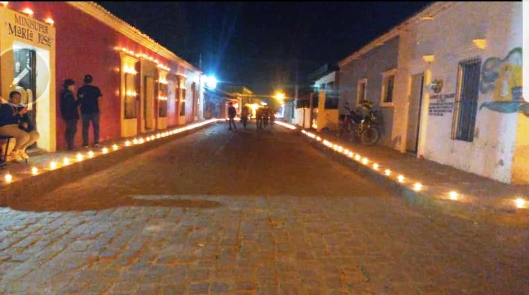 calle con velas