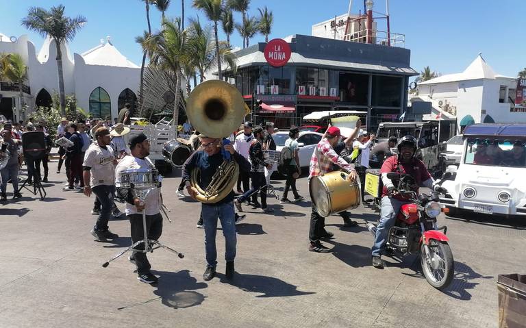 Bandas de musica sinaloense protestan porque les prohiben tocar en la playa de Mazatlán