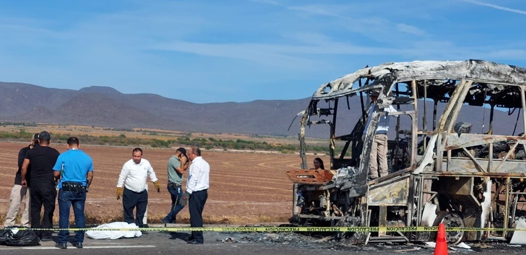 autobuws incendiado