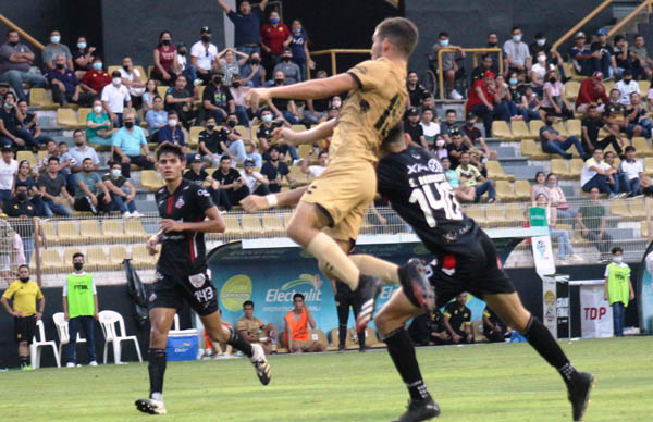 Irving gana el salto y gol