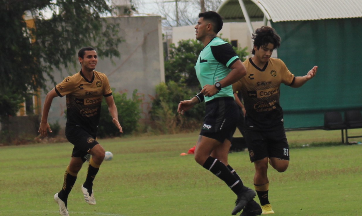 Jimy ffesteja su gol ante Coras