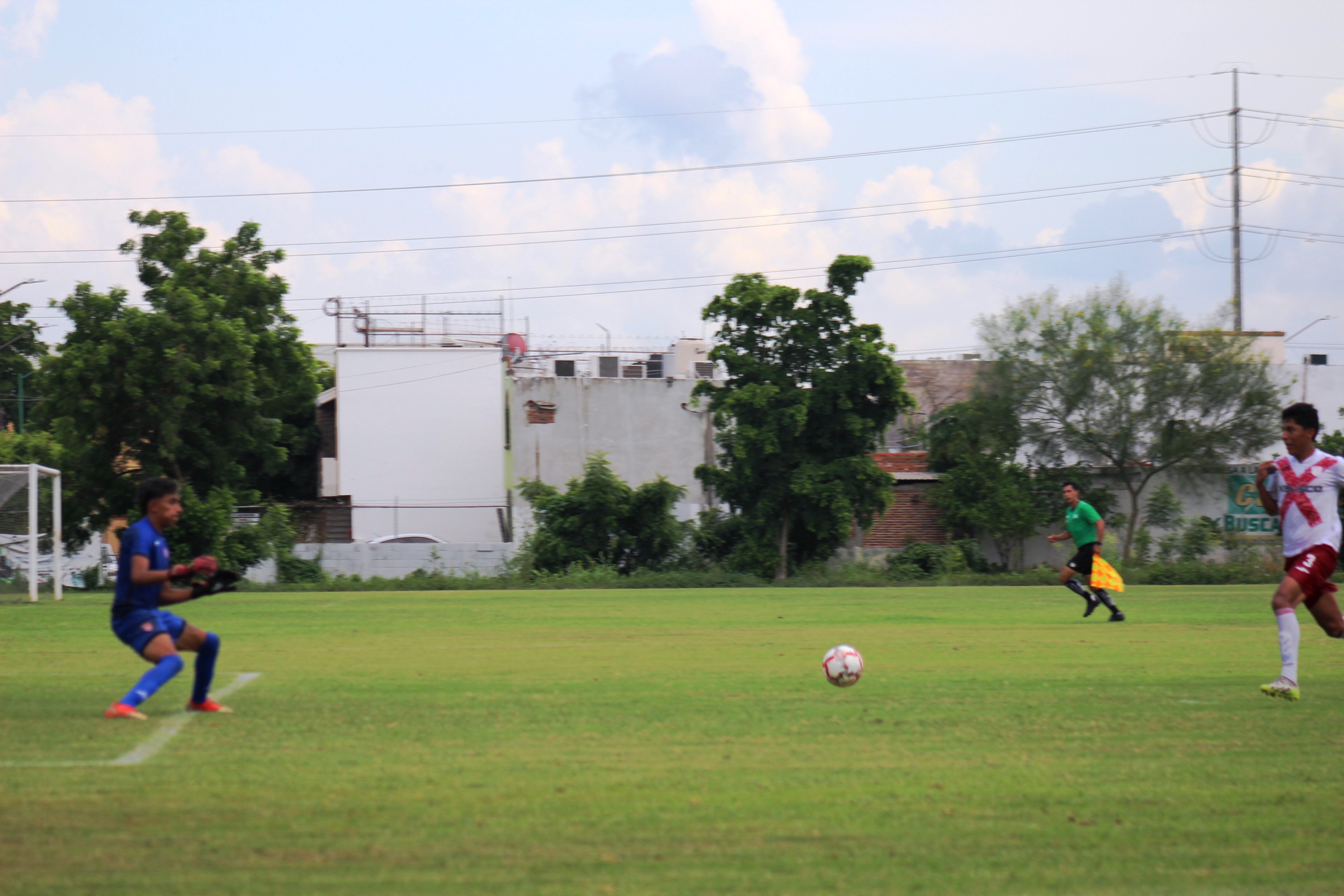 balon tapa portero y no se aprecia Ivan