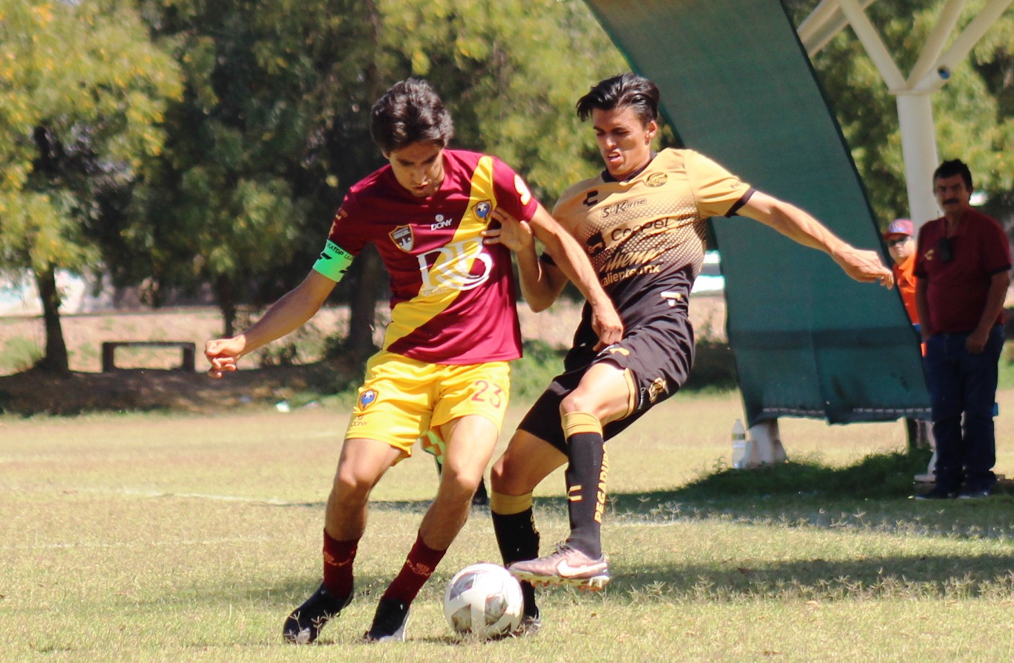 juan martinez disputa balon