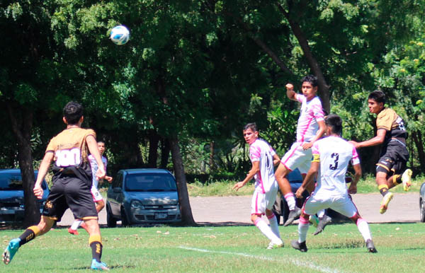 remate entre tres defensas