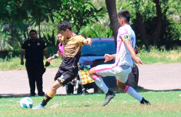 balon entre espaldas
